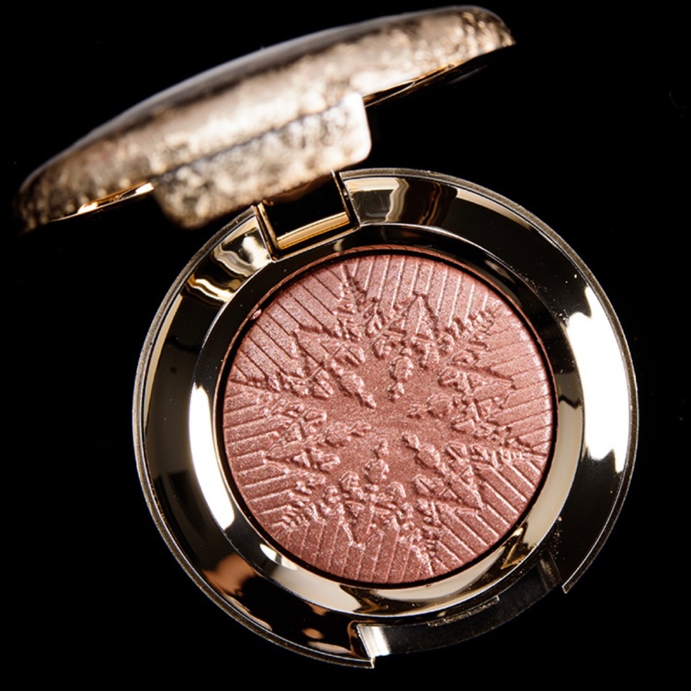 MAC snowball collection it’s snowing eyeshadow